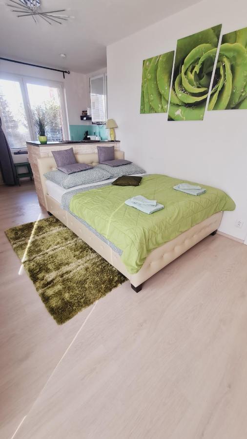 Bastien Studio near Airport Praga Esterno foto